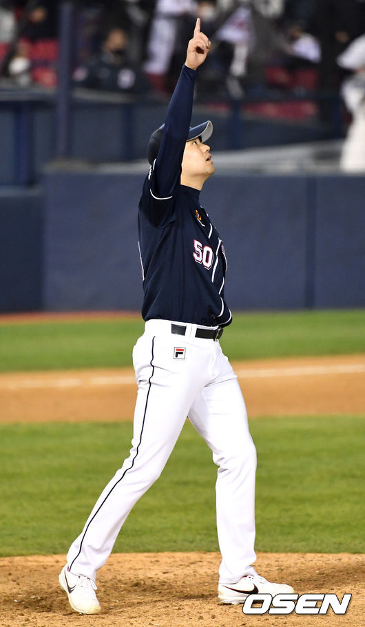 세이브를 거둔 두산 이영하가 타구를 바라보며 손을 뻗고 있다. / dreamer@osen.co.kr