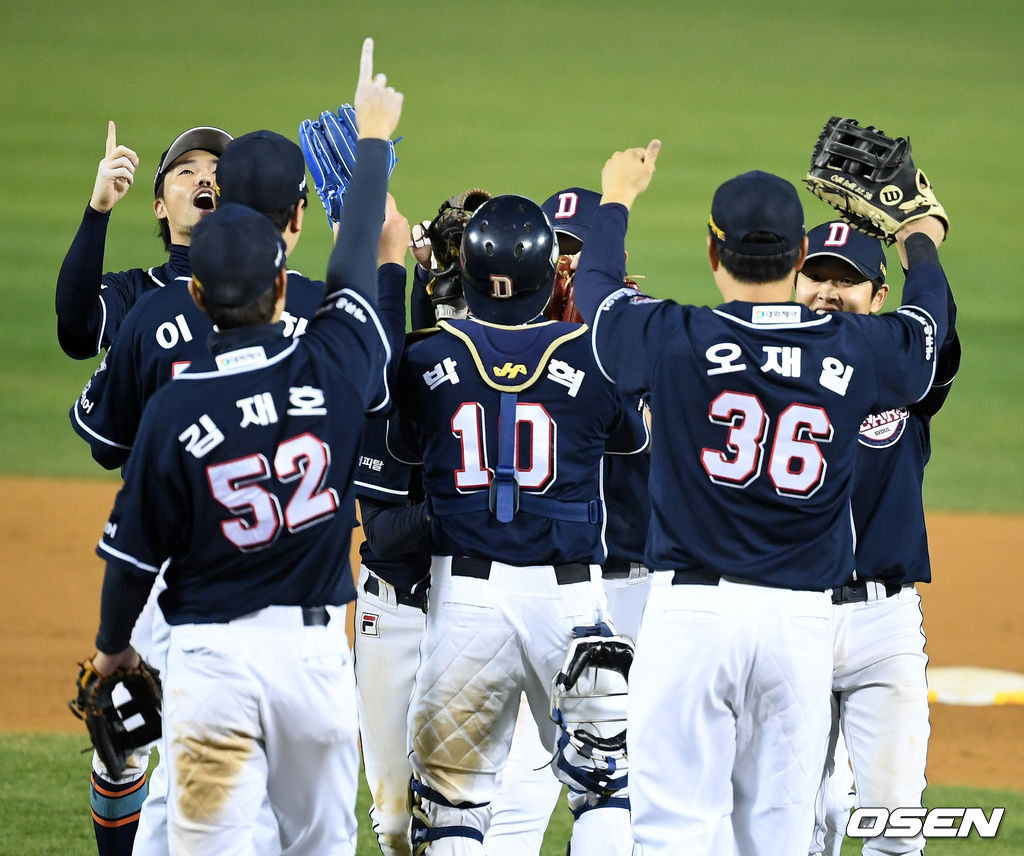 경기를 마치고 두산 선수들이 승리를 기뻐하고 있다. /jpnews@osen.co.kr