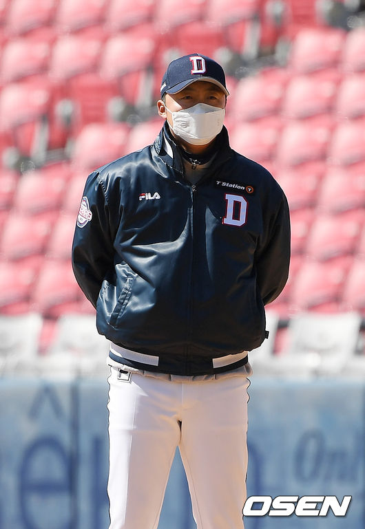 두산 배영수 코치가 마스크를 쓰고 선수들의 훈련을 주시하고 있다./ rumi@osen.co.kr