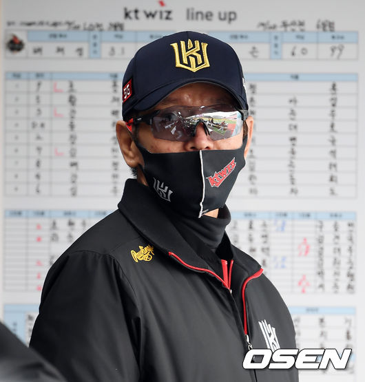 KT 이강철 감독이 경기를 지켜보고 있다. /cej@osen.co.kr