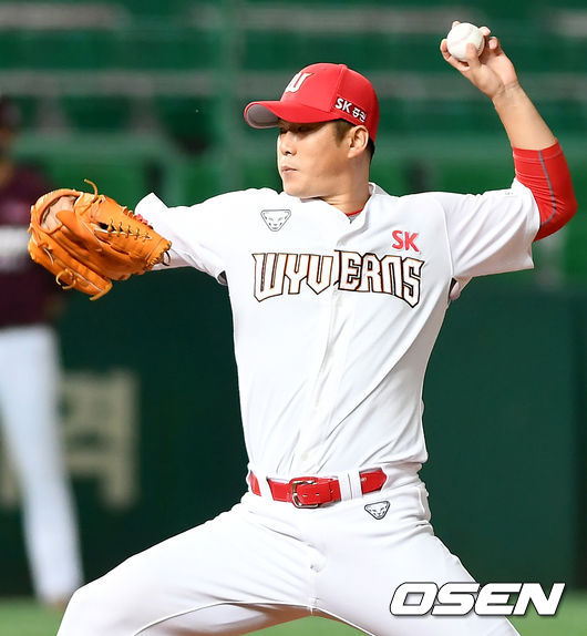 9일 오후 인천 SK행복드림구장에서 '2020 신한은행 SOL KBO리그' SK 와이번스와 키움 히어로즈의 경기가 열렸다.7회초 SK 박희수가 마운드에 올라 힘차게 공을 뿌리고 있다./ksl0919@osne.co.kr