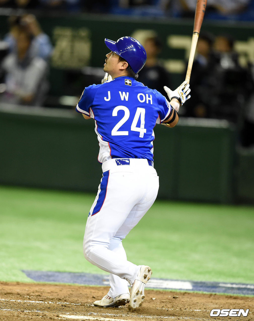 일본 도쿄돔에서 열린 '2015 WSBC 프리미어 12' 일본과의 준결승전, 9회초 2사 만루에서 한국 오재원이 홈런성 타구를 날리고 배트를 집어 던지고 있다. /jpenws@osen.co.kr