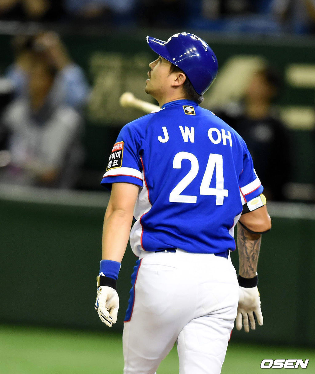 일본 도쿄돔에서 열린 '2015 WSBC 프리미어 12' 일본과의 준결승전, 9회초 2사 만루에서 한국 오재원이 홈런성 타구를 날리고 배트를 집어 던지고 있다. /jpenws@osen.co.kr