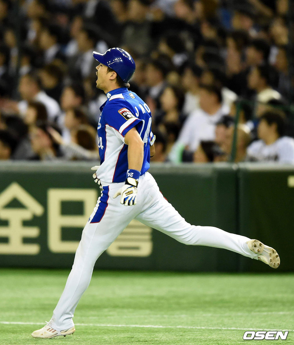 일본 도쿄돔에서 열린 '2015 WSBC 프리미어 12' 일본과의 준결승전, 9회초 2사 만루에서 한국 오재원이 큼지막한 홈런성 타구가 일본 중견수 호수비에 잡히자 아쉬워하고 있다. /jpenws@osen.co.kr