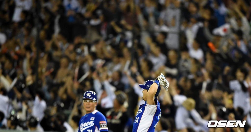 일본 도쿄돔에서 열린 '2015 WSBC 프리미어 12' 일본과의 준결승전, 9회초 2사 만루에서 한국 오재원이 큼지막한 홈런성 타구가 일본 중견수 호수비에 잡히자 아쉬워하고 있다. /jpenws@osen.co.kr