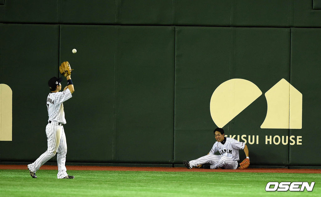 일본 도쿄돔에서 열린 '2015 WSBC 프리미어 12' 일본과의 준결승전, 9회초 2사 만루에서 일본 중견수 아키야마 쇼고가 한국 오재원의 홈런성 타구를 잡아내고 있다. /jpenws@osen.co.kr
