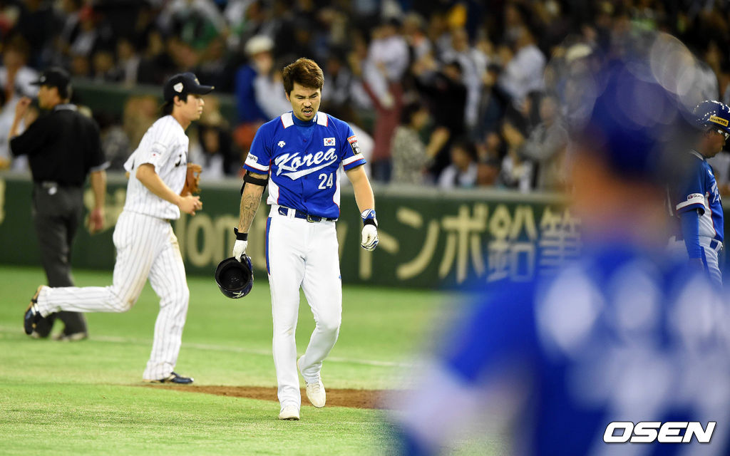 일본 도쿄돔에서 열린 '2015 WSBC 프리미어 12' 일본과의 준결승전, 9회초 2사 만루에서 한국 오재원이 홈런성 타구를 날렸지만 일본 중견수 아키야마 쇼고의 호수비에 아쉬워하고 있다. /jpenws@osen.co.kr