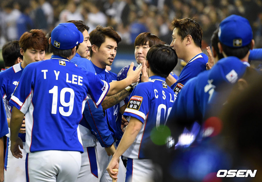 일본 도쿄돔에서 열린 '2015 WSBC 프리미어 12' 일본과의 준결승전, 9회초 2사 만루에서 한국 오재원이 홈런성 타구를 날렸지만 일본 중견수 아키야마 쇼고의 호수비에 아쉬워하고 있다. 역전 결승타를 날린 이대호와 동료선수들. /jpenws@osen.co.kr