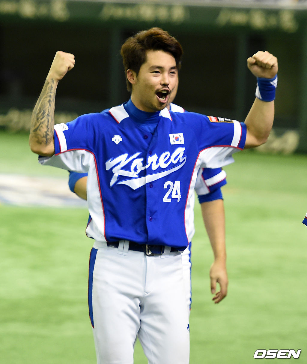 일본 도쿄돔에서 열린 '2015 WSBC 프리미어 12' 일본과의 준결승전, 9회 짜릿한 4대3 역전승을 거둔 한국 오재원이 승리를 기뻐하고 있다. /jpenws@osen.co.kr