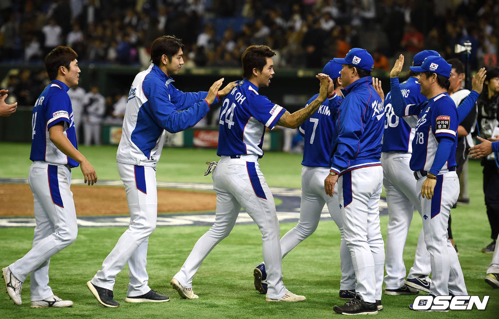 일본 도쿄돔에서 열린 '2015 WSBC 프리미어 12' 일본과의 준결승전, 9회 짜릿한 4대3 역전승을 거둔 한국 오재원이 김인식 감독과 승리를 기뻐하고 있다. /jpenws@osen.co.kr