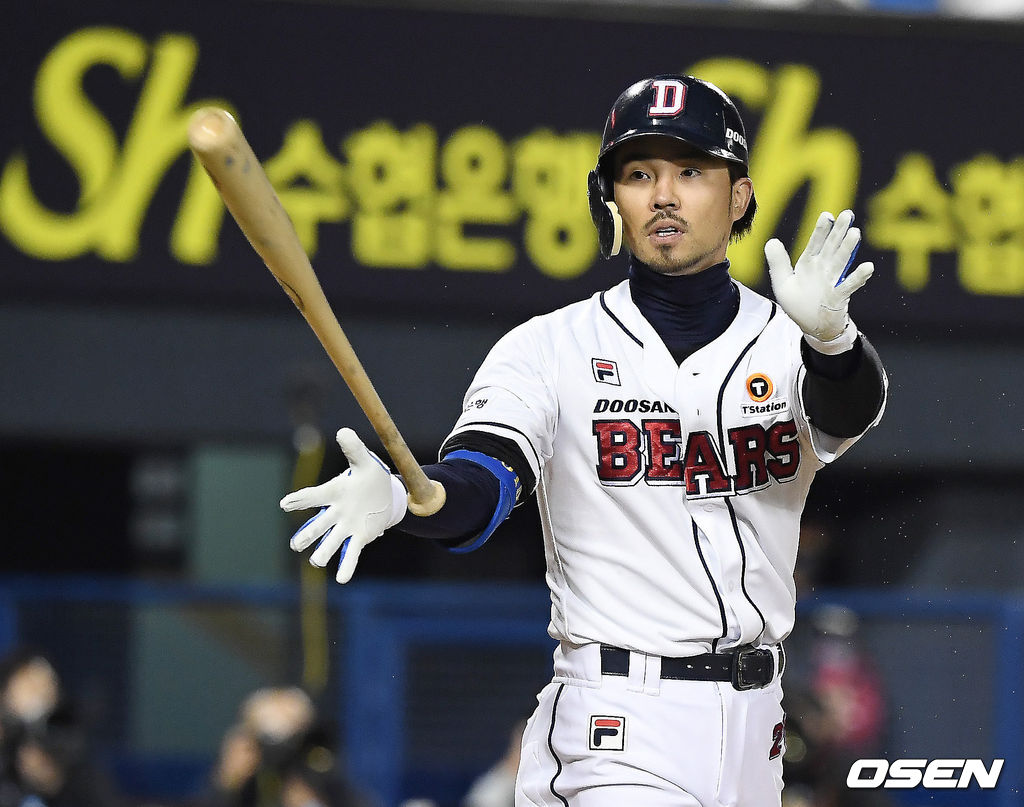 서울 잠실야구장에서 열린 ‘2020 신한은행 SOL KBO리그' 준플레이오프 1차전 두산 베어스와 LG 트윈스의 경기, 4회말 1사 1,3루 두산 오재원이 2타점 적시 2루타를 때려내고 있다. /youngrae@osen.co.kr