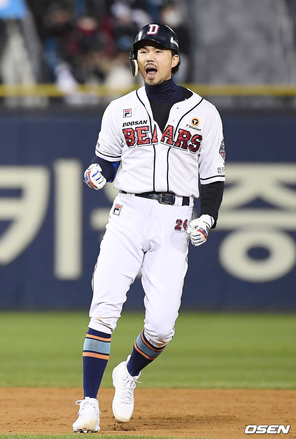 서울 잠실야구장에서 열린 ‘2020 신한은행 SOL KBO리그' 준플레이오프 1차전 두산 베어스와 LG 트윈스의 경기, 4회말 1사 1,3루 두산 오재원이 2타점 적시 2루타를 날리고 기뻐하고 있다. /youngrae@osen.co.kr