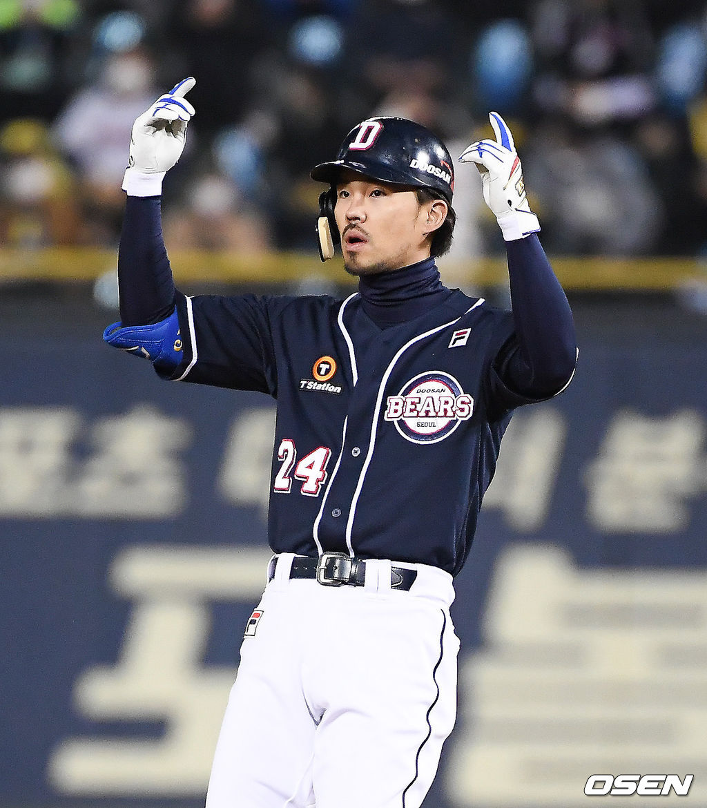 5일 오후 서울 잠실야구장에서 열린 ‘2020 신한은행 SOL KBO리그’ 준플레이오프 2차전 LG 트윈스와 두산 베어스의 경기, 2회초 2사 2루 두산 오재원이 선취 1타점 적시 2루타를 날린뒤 세리머니를 하고 있다.  / soul1014@osen.co.kr