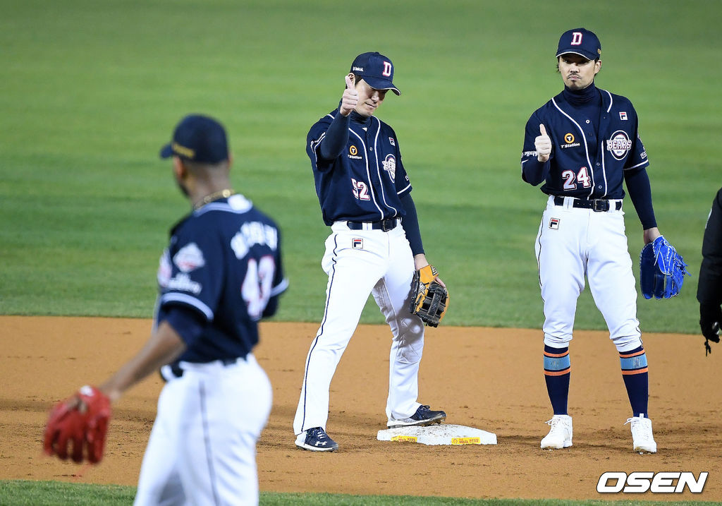 5일 오후 서울 잠실야구장에서 열린 ‘2020 신한은행 SOL KBO리그’ 준플레이오프 2차전 LG 트윈스와 두산 베어스의 경기, 2회말 무사 1,2루에서 두산 알칸타라가 LG 김민성의 투수 라인드라이브 타구를 처리하고 2루 병살에 성공하며 김재호, 오재원의 격려를 받고 있다. /jpnews@osen.co.kr