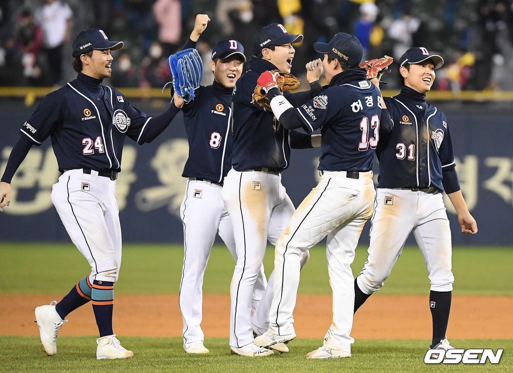 두산 베어스가 5일 서울 잠실구장에서 열린 ‘2020 신한은행 SOL KBO 포스트시즌’ LG 트윈스와 준플레이오프 2차전에서 9-7로 승리하며 기뻐하고 있다./  soul1014@osen.co.kr