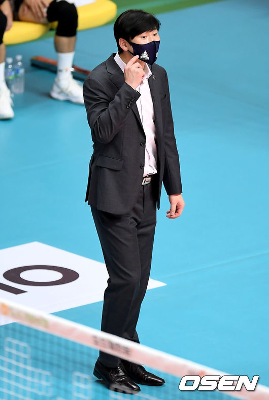 1세트 OK금융 석진욱 감독이 지시를 내리고 있다./ksl0919@osen.co.kr