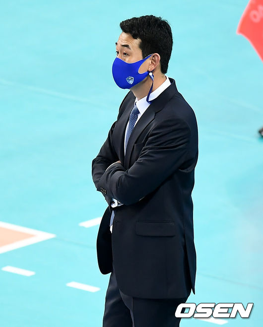 1세트 삼성화재 고희진 감독이 생각에 잠겨 있다./ ksl0919@osen.co.kr