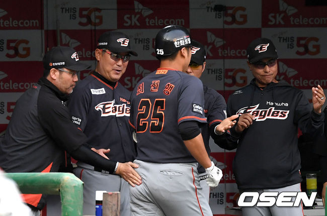 최진행이 선제 우월 솔로포를 날리고 코칭스태프의 축하를 받고 있다. /dreamer@osen.co.kr