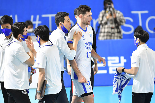 [사진] 삼성화재 고희진 감독이 바르텍에게 작전을 지시하고 있다. /KOVO 제공