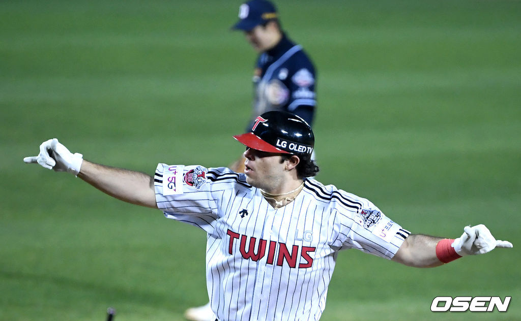 4회말 무사에서 LG 라모스가 솔로포를 날리고 기뻐하고 있다. /jpnews@osen.co.kr