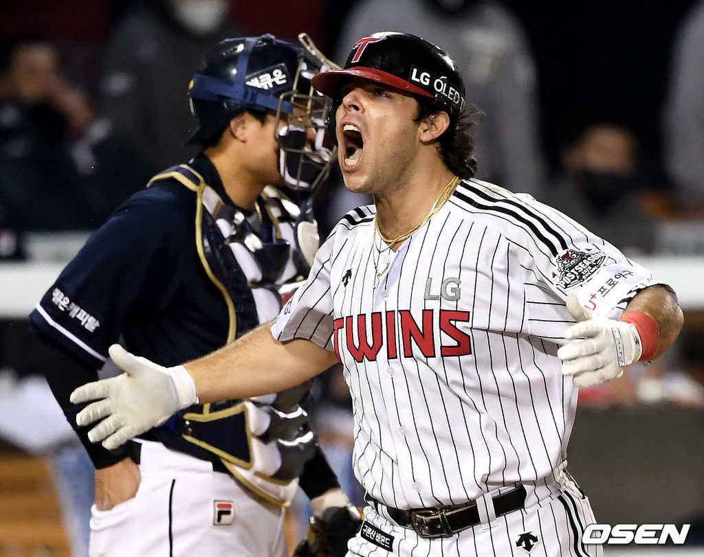 5회말 1사 주자없는 상황 LG 라모스가 추격의 우월 솔로포를 날리고 홈을 밟으며 관중석을 향해 포효하고 있다. 김현수에 이어 백투백 홈런이자 연타석 홈런. / dreamer@osen.co.kr