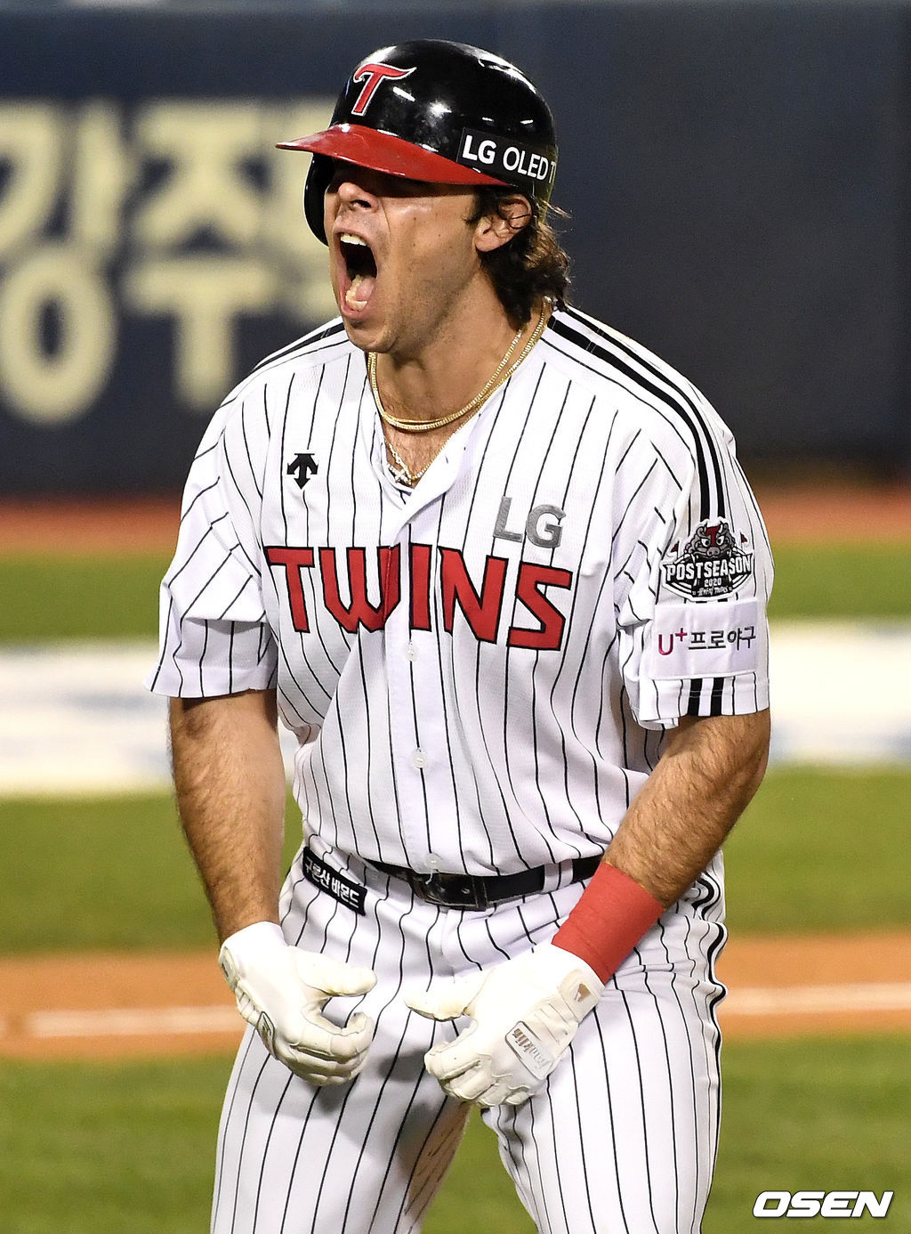 5회말 1사 주자없는 상황 LG 라모스가 추격의 우월 솔로포를 날리고 홈을 밟으며 더그아웃을 향해 포효하고 있다. 김현수에 이어 백투백 홈런이자 연타석 홈런. / dreamer@osen.co.kr