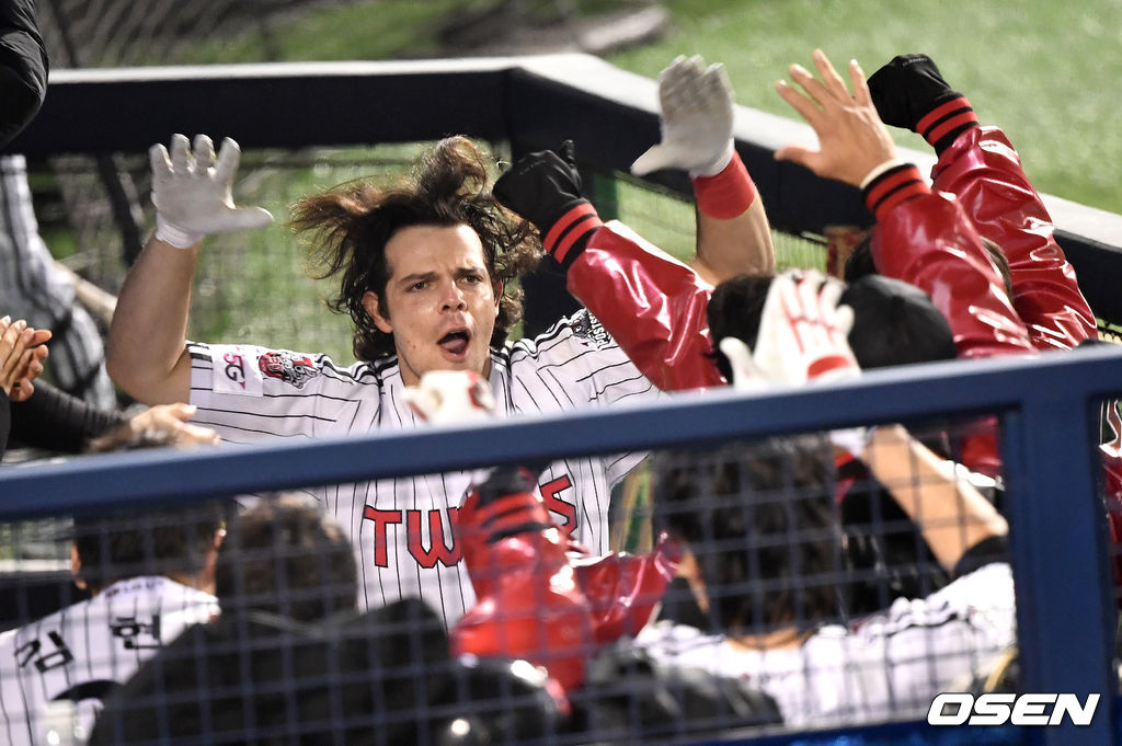 5회말 1사 주자없는 상황 LG 라모스가 추격의 우월 솔로포를 날리고 홈을 밟은뒤 더그아웃 동료들과 환호하고 있다. 김현수에 이어 백투백 홈런이자 연타석 홈런. / dreamer@osen.co.kr