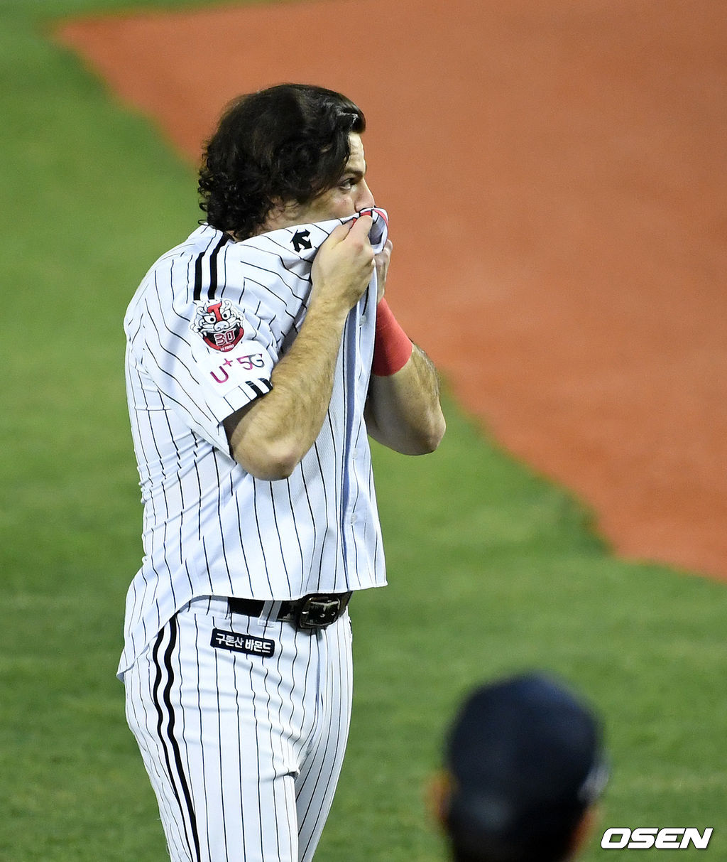 경기 종료 후 LG 라모스가 팬들에게 인사하며 유니폼에 입을 맞추고 있다. / jpnews@osen.co.kr