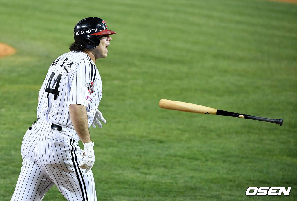 4회말 무사에서 LG 라모스가 솔로포를 날리고 기뻐하고 있다. /jpnews@osen.co.kr