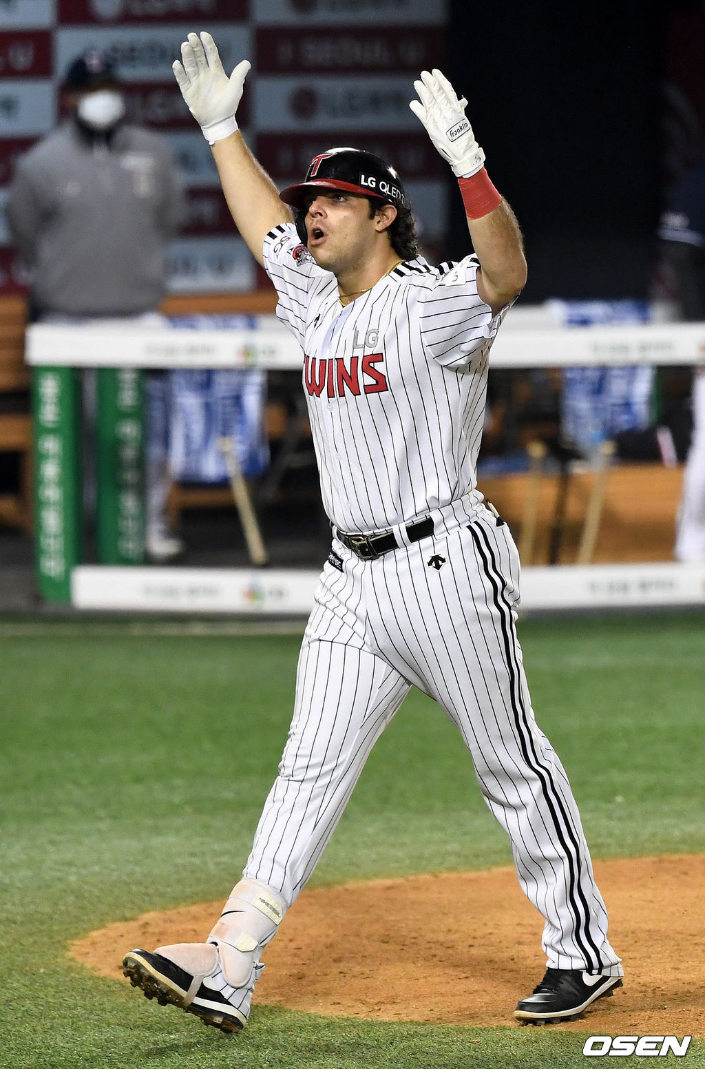 5일 오후 서울 잠실야구장에서 ‘2020 신한은행 SOL KBO리그’ 준플레이오프 2차전 LG 트윈스와 두산 베어스의 경기가 열렸다.4회말 무사 선두타자로 나선 LG 라모스가 추격의 우월 솔로포를 날리고 홈을 밟은 뒤 관중석을 향해 세리머니를 하고 있다. / dreamer@osen.co.kr