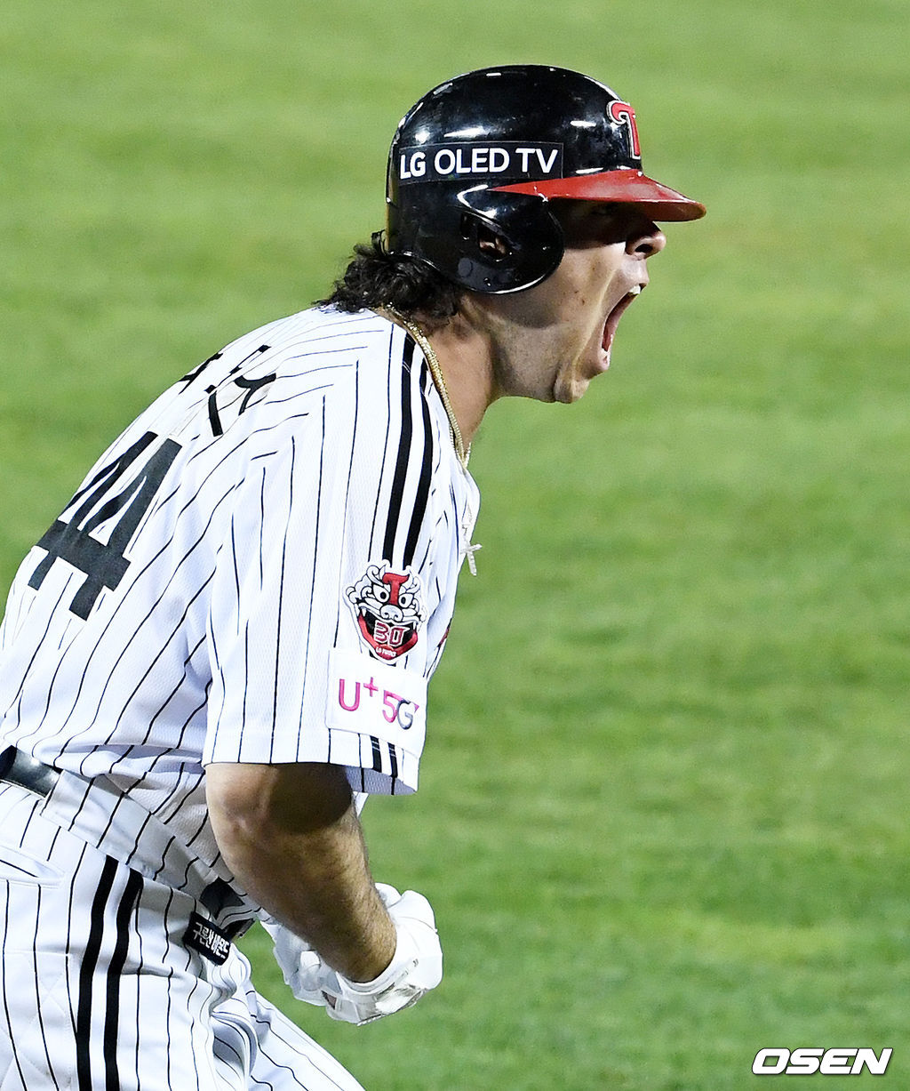 4회말 무사에서 LG 라모스가 솔로포를 날리고 기뻐하고 있다. /jpnews@osen.co.kr