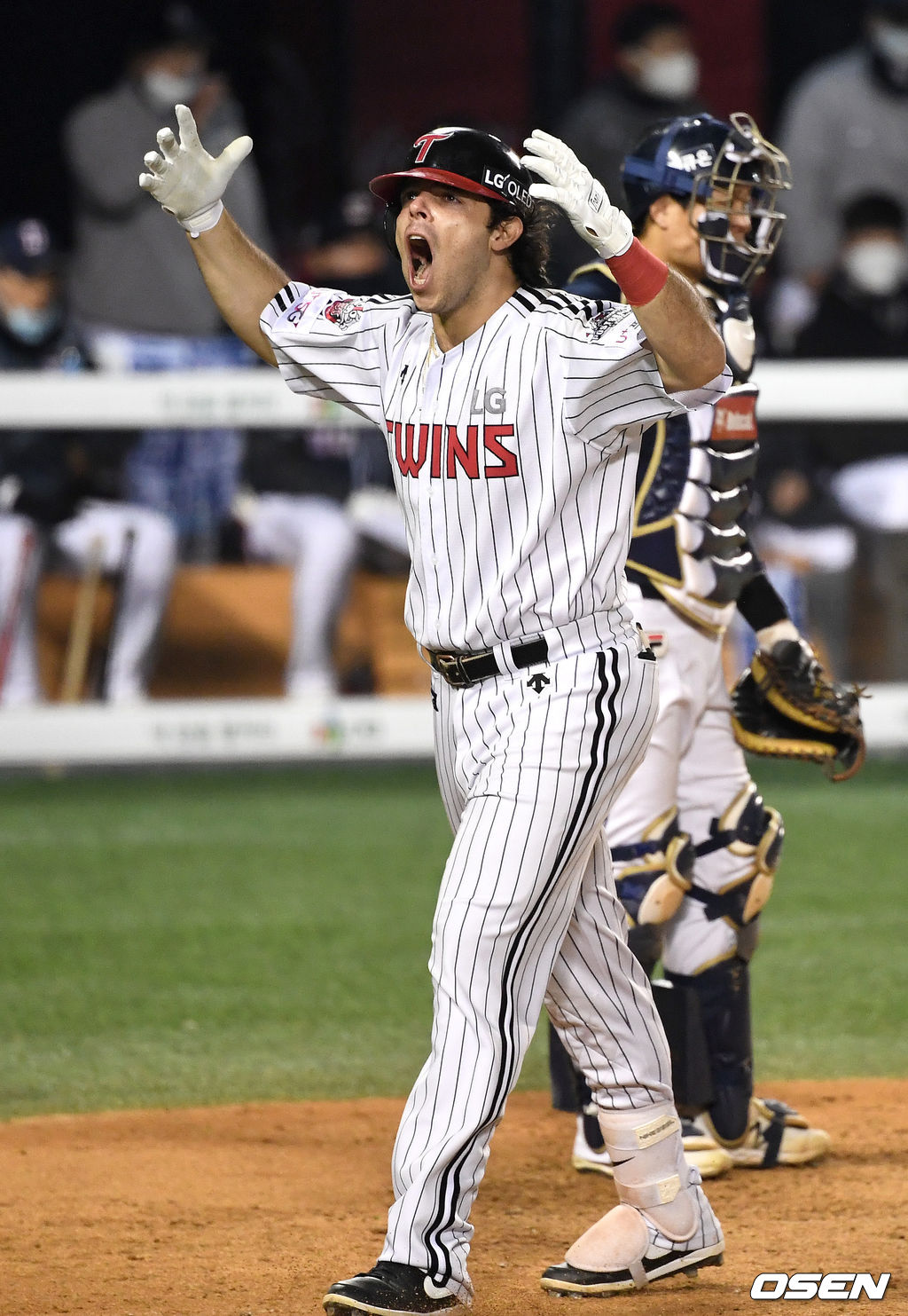 5회말 1사 주자없는 상황 LG 라모스가 추격의 우월 솔로포를 날리고 홈을 밟으며 관중석을 향해 포효하고 있다. 김현수에 이어 백투백 홈런이자 연타석 홈런. / dreamer@osen.co.kr