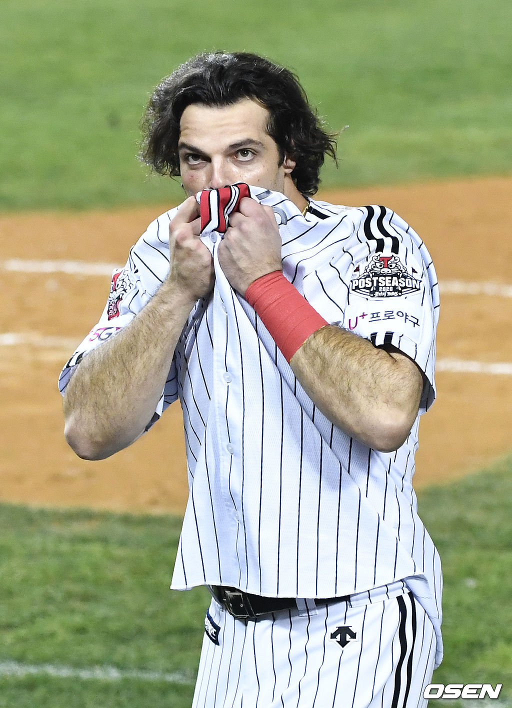 경기 종료 후 LG 라모스가 팬들에게 인사하며 유니폼에 입을 맞추고 있다. / dreamer@osen.co.kr