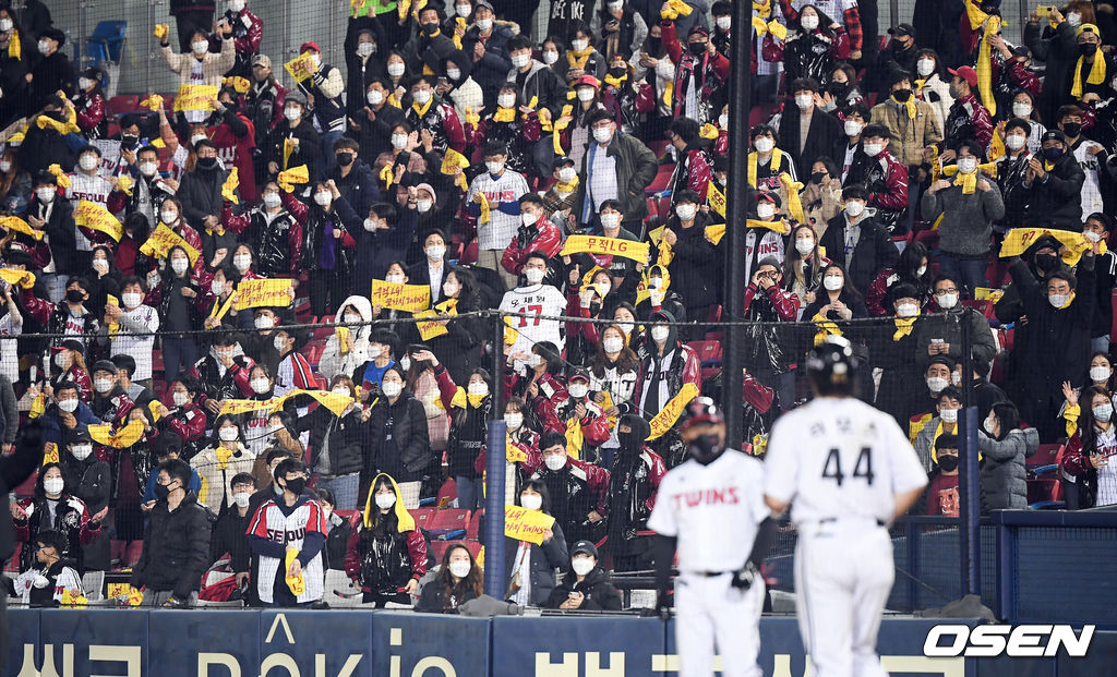 5일 오후 서울 잠실야구장에서 ‘2020 신한은행 SOL KBO리그’ 준플레이오프 2차전 LG 트윈스와 두산 베어스의 경기가 진행됐다.7회말 LG 선두타자 라모스의 볼넷때 LG 응원단이 환호하고 있다 / soul1014@osen.co.kr