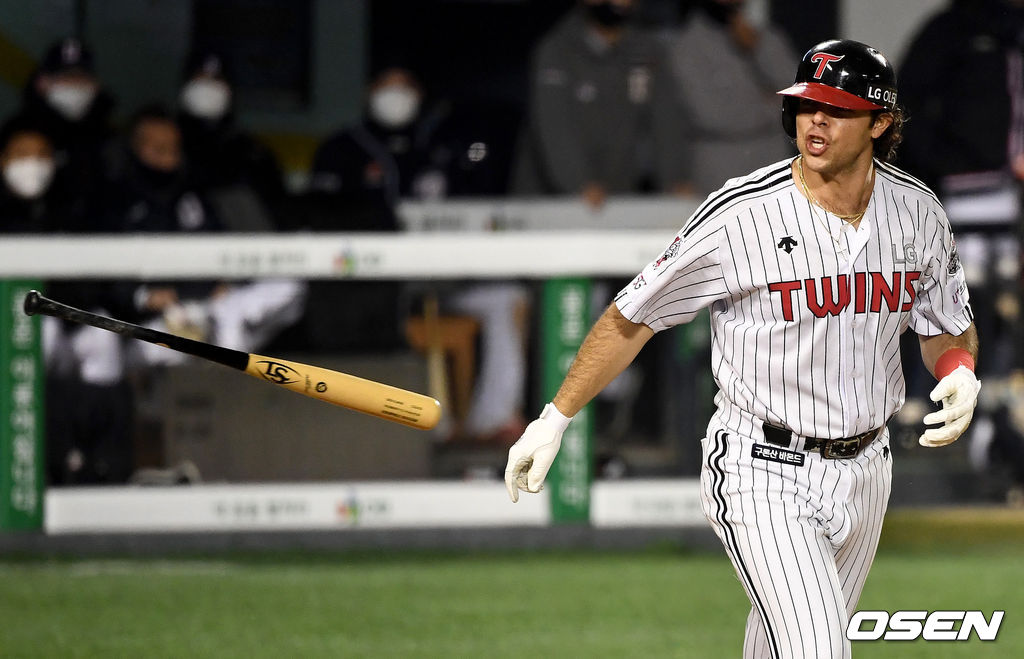 7회말 무사 선두타자로 나선 LG 라모스가 볼넷으로 출루하며 기뻐하고 있다. / dreamer@osen.co.kr