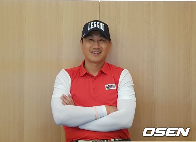 '맘스터치 레전드 빅매치 시즌6'에 참가한 유상철은 최진철, 이운재, 이천수 등 8명의 한국 스포츠 영웅들과 함께 필드 위에서 시간을 보냈다.