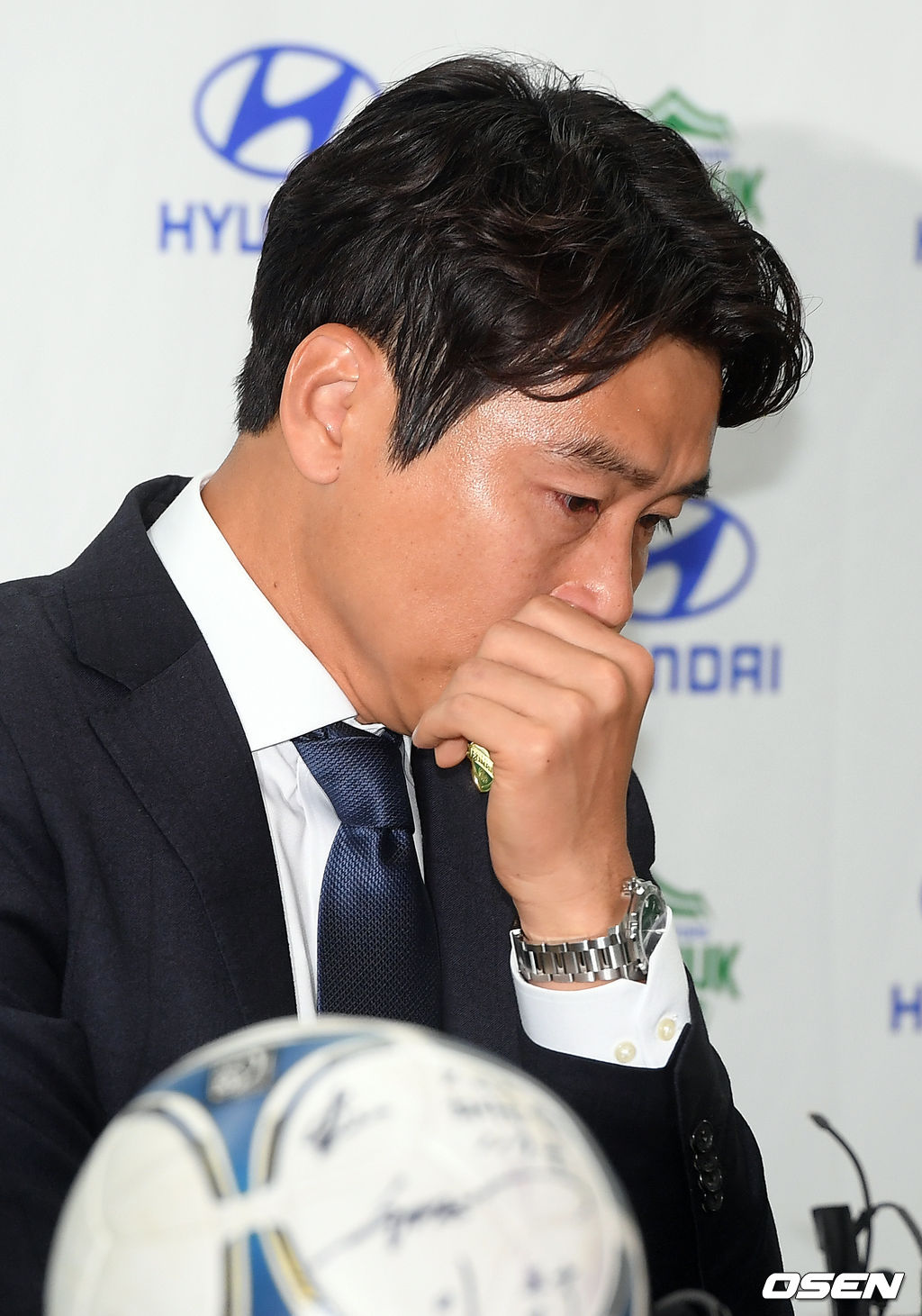 이동국이 은퇴기자회견 중 부모님 얘기를 하며 눈물을 흘리고 있다./ rumi@osen.co.kr