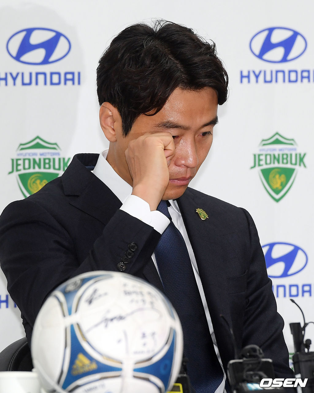 이동국이 은퇴기자회견 중 부모님 얘기를 하며 눈물을 흘리고 있다./ rumi@osen.co.kr