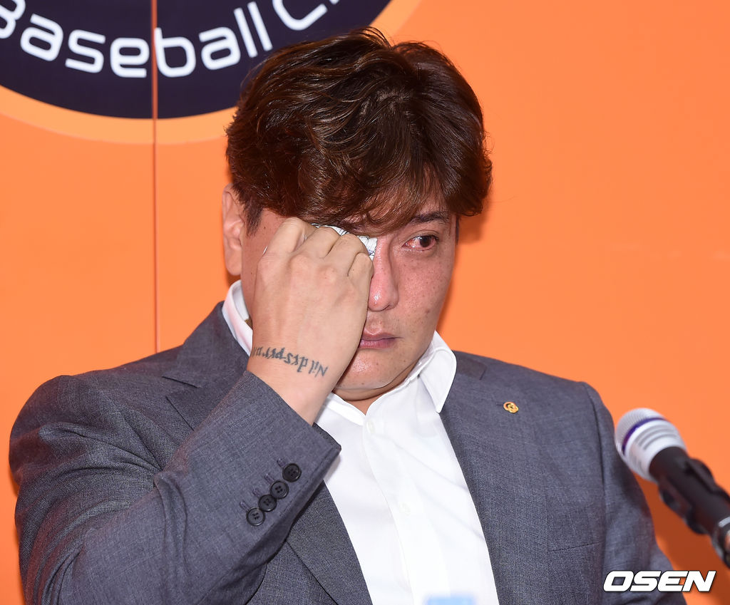 김태균이 눈물을 흘리며 기자회견을 하고 있다./rumi@osen.co.kr