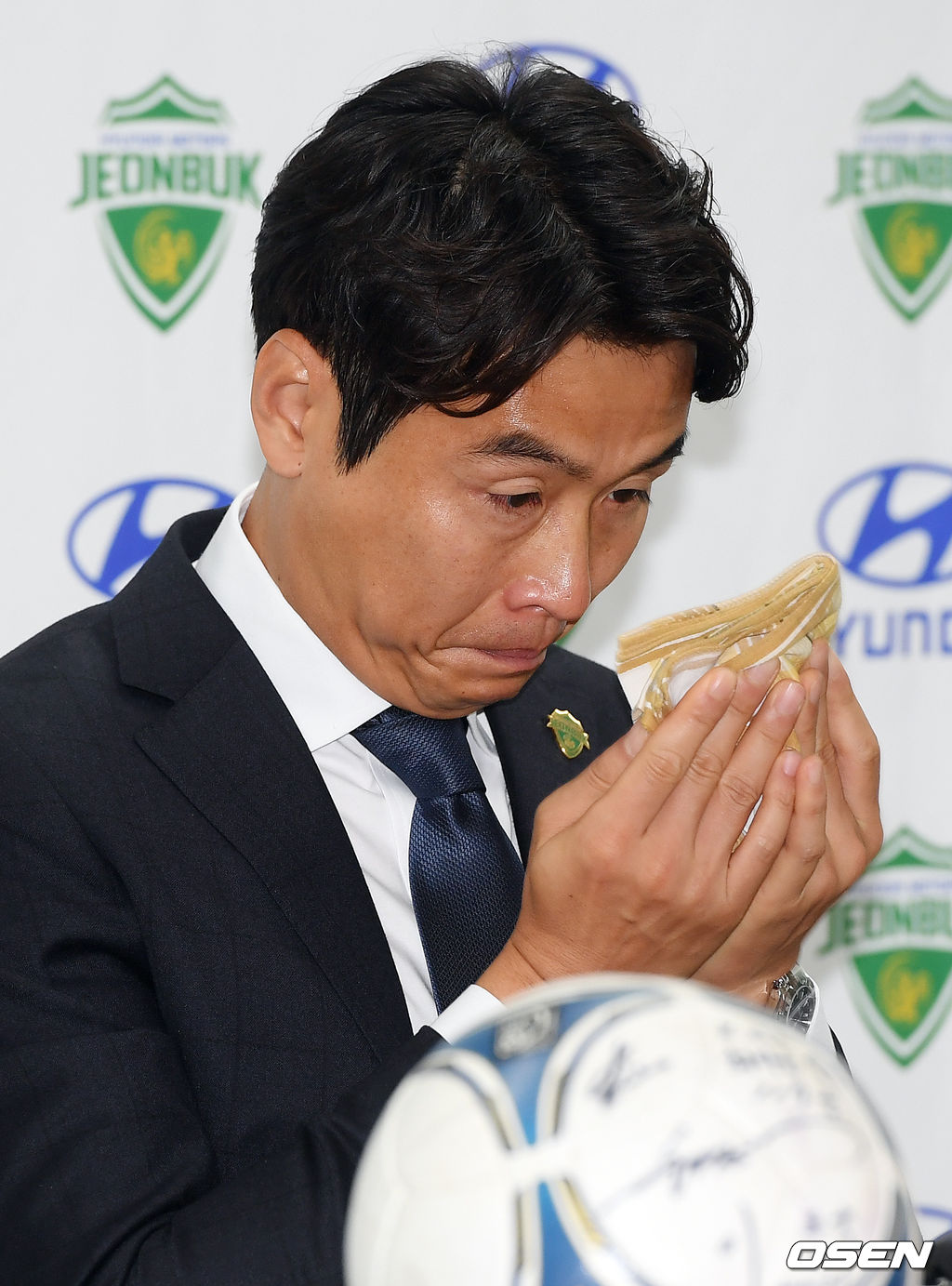 이동국이 은퇴기자회견 중 부모님 얘기를 하며 눈물을 흘리고 있다./ rumi@osen.co.kr