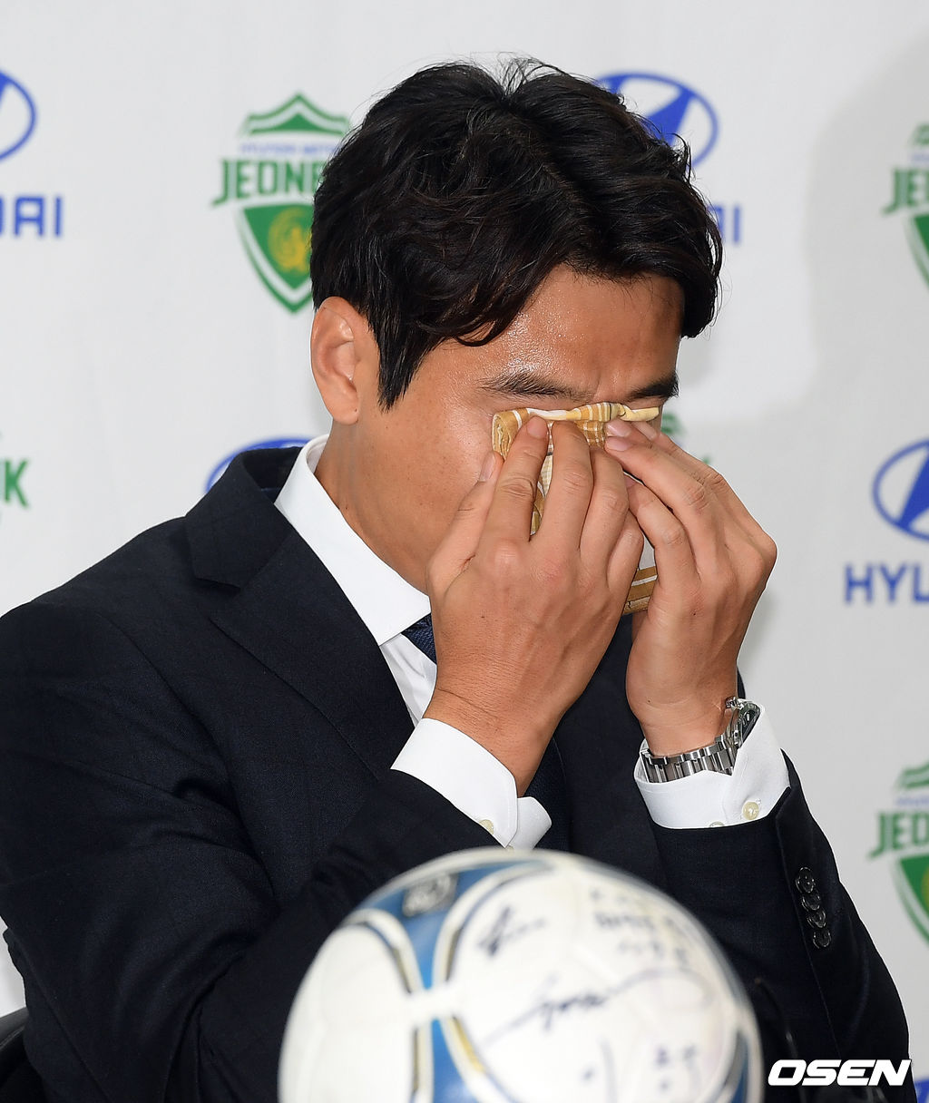 이동국이 은퇴기자회견 중 부모님 얘기를 하며 눈물을 흘리고 있다./ rumi@osen.co.kr