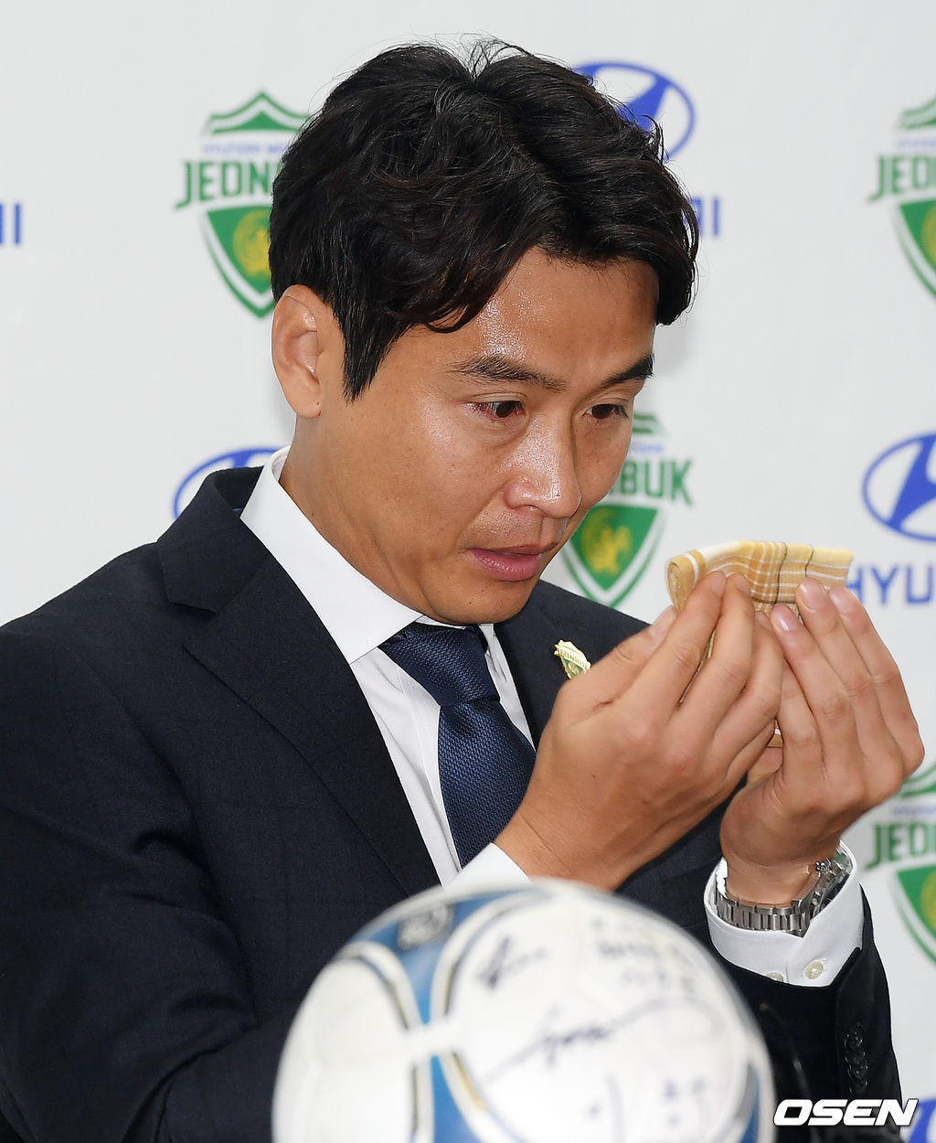 이동국이 은퇴기자회견 중 부모님 얘기를 하며 눈물을 흘리고 있다./ rumi@osen.co.kr