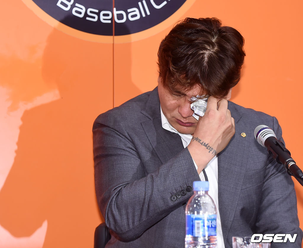 김태균이 기자회견중 눈물을 흘리고 있다./rumi@osen.co.kr