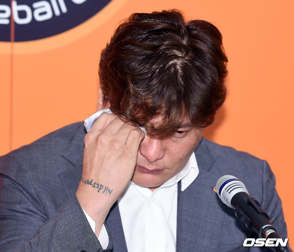 김태균이 기자회견중 눈물을 흘리고 있다./rumi@osen.co.kr