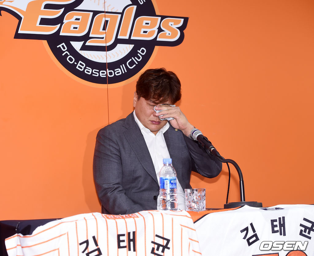 김태균이 기자회견중 눈물을 흘리고 있다./rumi@osen.co.kr