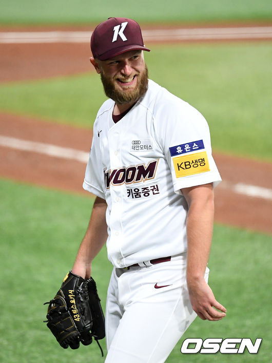 키움 요키시가 미소를 지으며 더그아웃으로 가고 있다. /sunday@osen.co.kr