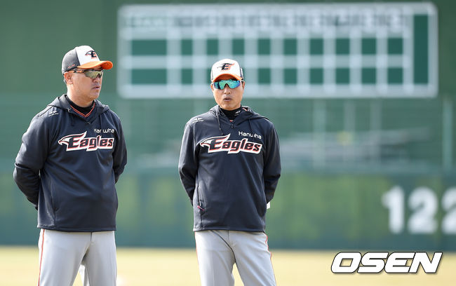 한화 장종훈 수석코치(왼쪽)과 송진우 투수코치가 대화를 나누고 있다. /dreamer@osen.co.kr
