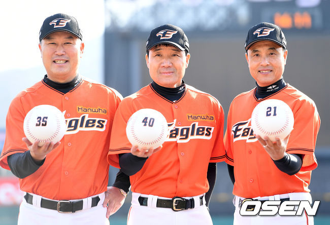 2018년 한화 장종훈 수석코치, 한용덕 감독, 송진우 투수코치가 기념촬영을 하고 있다./sunday@osen.co.kr