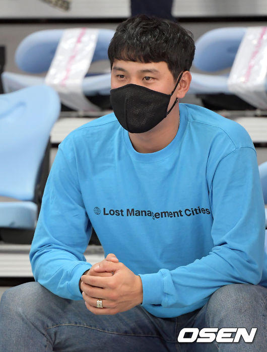 7일 오후 인천 계양체육관에서 ‘도드람 2020-2021’ V리그 여자부 흥국생명과 IBK기업은행의 경기가 열렸다.흥국생명 이재영의 남자친구 SK 와이번스 서진용이 경기를 지켜보고 있다.  /cej@osen.co.kr