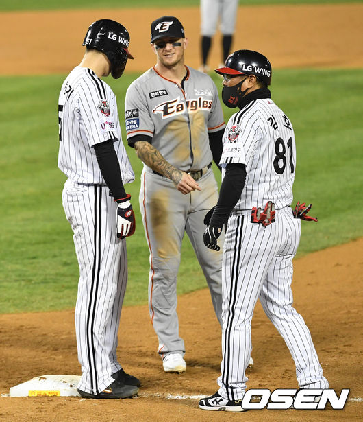 6회말 무사 1루 상황 LG 오지환 타석 때 1루 주자 홍창기가 한화 투수 강재민의 견제 때 1루로 귀루한 뒤 발을 떼 아웃됐다. 비디오 판독을 기다리며 대화를 나누는 한화 1루수 반즈와 홍창기. / dreamer@osen.co.kr